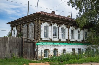 Mimari anıtları, yıkımları ve restorasyonlarını incelemek için Verkhnealsk şehrinin etrafındaki tarihçilerle birlikte araştırma yürüyüşü