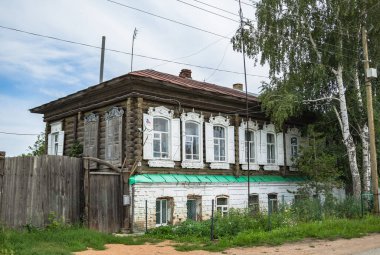Mimari anıtları, yıkımları ve restorasyonlarını incelemek için Verkhnealsk şehrinin etrafındaki tarihçilerle birlikte araştırma yürüyüşü