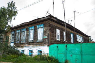 Mimari anıtları, yıkımları ve restorasyonlarını incelemek için Verkhnealsk şehrinin etrafındaki tarihçilerle birlikte araştırma yürüyüşü