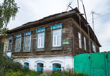 Mimari anıtları, yıkımları ve restorasyonlarını incelemek için Verkhnealsk şehrinin etrafındaki tarihçilerle birlikte araştırma yürüyüşü