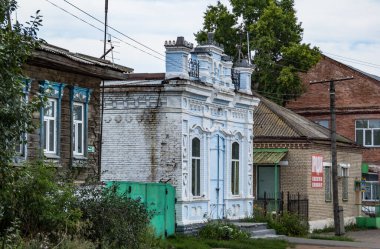 Mimari anıtları, yıkımları ve restorasyonlarını incelemek için Verkhnealsk şehrinin etrafındaki tarihçilerle birlikte araştırma yürüyüşü