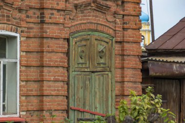 Mimari anıtları, yıkımları ve restorasyonlarını incelemek için Verkhnealsk şehrinin etrafındaki tarihçilerle birlikte araştırma yürüyüşü