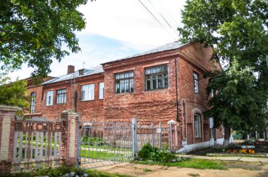 Mimari anıtları, yıkımları ve restorasyonlarını incelemek için Verkhnealsk şehrinin etrafındaki tarihçilerle birlikte araştırma yürüyüşü