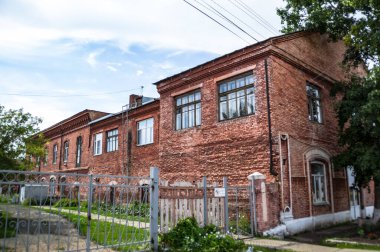 Mimari anıtları, yıkımları ve restorasyonlarını incelemek için Verkhnealsk şehrinin etrafındaki tarihçilerle birlikte araştırma yürüyüşü