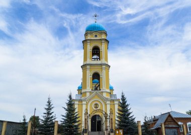 Mimari anıtları, yıkımları ve restorasyonlarını incelemek için Verkhnealsk şehrinin etrafındaki tarihçilerle birlikte araştırma yürüyüşü