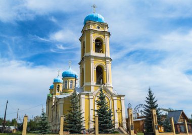 Mimari anıtları, yıkımları ve restorasyonlarını incelemek için Verkhnealsk şehrinin etrafındaki tarihçilerle birlikte araştırma yürüyüşü