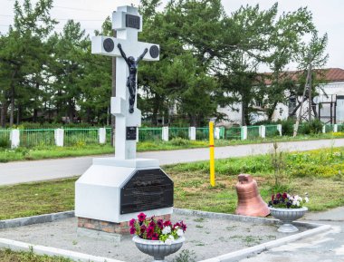 Mimari anıtları, yıkımları ve restorasyonlarını incelemek için Verkhnealsk şehrinin etrafındaki tarihçilerle birlikte araştırma yürüyüşü