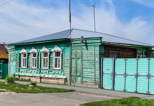 Mimari anıtları, yıkımları ve restorasyonlarını incelemek için Verkhnealsk şehrinin etrafındaki tarihçilerle birlikte araştırma yürüyüşü