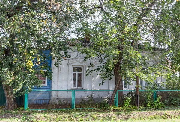 Mimari Anıtları Yıkımları Restorasyonlarını Incelemek Için Verkhnealsk Şehrinin Etrafındaki Tarihçilerle — Stok fotoğraf