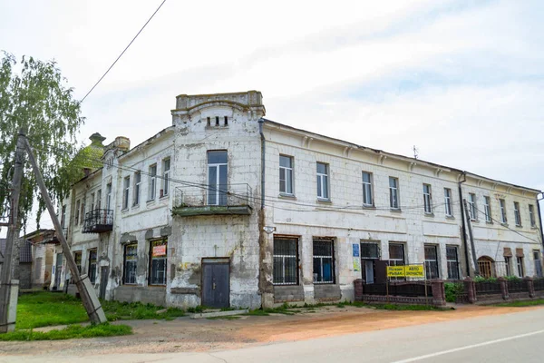 Mimari Anıtları Yıkımları Restorasyonlarını Incelemek Için Verkhnealsk Şehrinin Etrafındaki Tarihçilerle — Stok fotoğraf