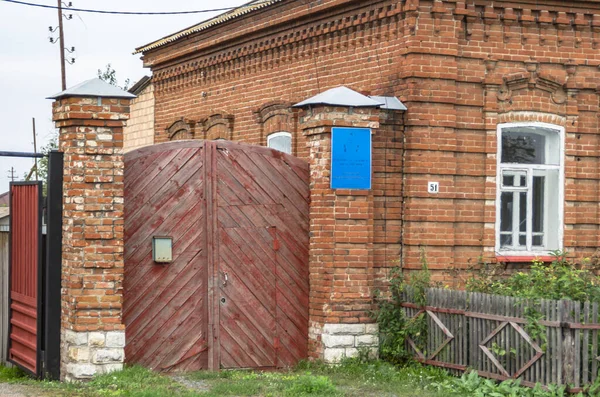 Spacer Badawczy Historykami Mieście Verkhneuralsk Kontroli Zabytków Architektury Ich Zniszczenie — Zdjęcie stockowe