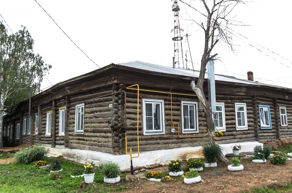 Mimari Anıtları Yıkımları Restorasyonlarını Incelemek Için Verkhnealsk Şehrinin Etrafındaki Tarihçilerle — Stok fotoğraf