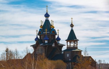 Araştırmalar Troitsk şehrinde tarihçilerle birlikte yürür ve mimari anıtları, yıkımlarını ve restorasyonlarını görür.