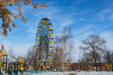 Araştırmalar Troitsk şehrinde tarihçilerle birlikte yürür ve mimari anıtları, yıkımlarını ve restorasyonlarını görür.