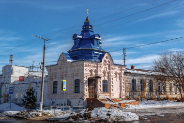 Araştırmalar Troitsk şehrinde tarihçilerle birlikte yürür ve mimari anıtları, yıkımlarını ve restorasyonlarını görür.