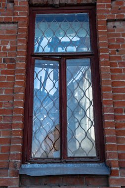 Araştırmalar Troitsk şehrinde tarihçilerle birlikte yürür ve mimari anıtları, yıkımlarını ve restorasyonlarını görür.