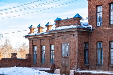Araştırmalar Troitsk şehrinde tarihçilerle birlikte yürür ve mimari anıtları, yıkımlarını ve restorasyonlarını görür.