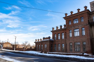 Araştırmalar Troitsk şehrinde tarihçilerle birlikte yürür ve mimari anıtları, yıkımlarını ve restorasyonlarını görür.