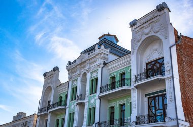 Araştırmalar Troitsk şehrinde tarihçilerle birlikte yürür ve mimari anıtları, yıkımlarını ve restorasyonlarını görür.