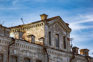 Araştırmalar Troitsk şehrinde tarihçilerle birlikte yürür ve mimari anıtları, yıkımlarını ve restorasyonlarını görür.