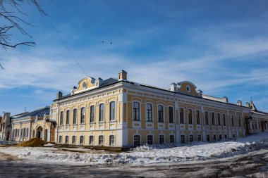 Araştırmalar Troitsk şehrinde tarihçilerle birlikte yürür ve mimari anıtları, yıkımlarını ve restorasyonlarını görür.