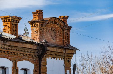 Araştırmalar Troitsk şehrinde tarihçilerle birlikte yürür ve mimari anıtları, yıkımlarını ve restorasyonlarını görür.