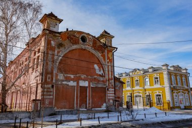 Araştırmalar Troitsk şehrinde tarihçilerle birlikte yürür ve mimari anıtları, yıkımlarını ve restorasyonlarını görür.