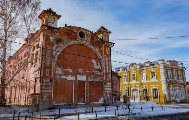 Araştırmalar Troitsk şehrinde tarihçilerle birlikte yürür ve mimari anıtları, yıkımlarını ve restorasyonlarını görür.