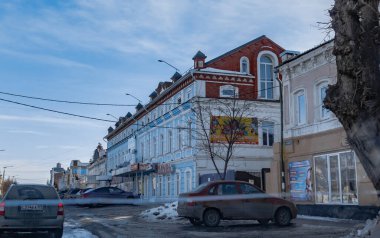 Araştırmalar Troitsk şehrinde tarihçilerle birlikte yürür ve mimari anıtları, yıkımlarını ve restorasyonlarını görür.