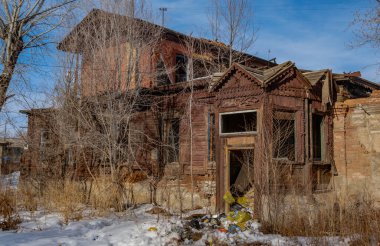 Araştırmalar Troitsk şehrinde tarihçilerle birlikte yürür ve mimari anıtları, yıkımlarını ve restorasyonlarını görür.