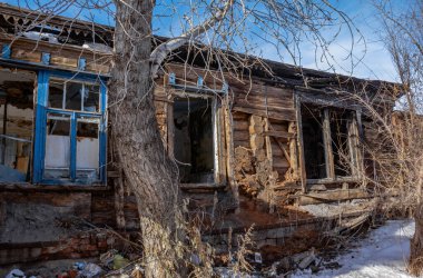 Araştırmalar Troitsk şehrinde tarihçilerle birlikte yürür ve mimari anıtları, yıkımlarını ve restorasyonlarını görür.
