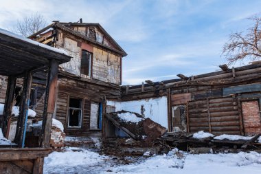 Araştırmalar Troitsk şehrinde tarihçilerle birlikte yürür ve mimari anıtları, yıkımlarını ve restorasyonlarını görür.