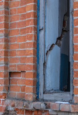 Araştırmalar Troitsk şehrinde tarihçilerle birlikte yürür ve mimari anıtları, yıkımlarını ve restorasyonlarını görür.