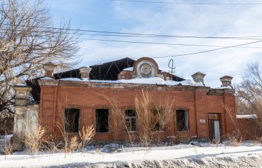 Araştırmalar Troitsk şehrinde tarihçilerle birlikte yürür ve mimari anıtları, yıkımlarını ve restorasyonlarını görür.