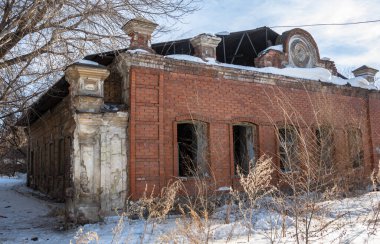 Araştırmalar Troitsk şehrinde tarihçilerle birlikte yürür ve mimari anıtları, yıkımlarını ve restorasyonlarını görür.