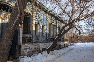 Araştırmalar Troitsk şehrinde tarihçilerle birlikte yürür ve mimari anıtları, yıkımlarını ve restorasyonlarını görür.