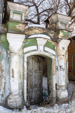 Araştırmalar Troitsk şehrinde tarihçilerle birlikte yürür ve mimari anıtları, yıkımlarını ve restorasyonlarını görür.