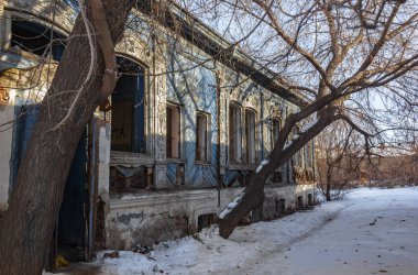 Araştırmalar Troitsk şehrinde tarihçilerle birlikte yürür ve mimari anıtları, yıkımlarını ve restorasyonlarını görür.