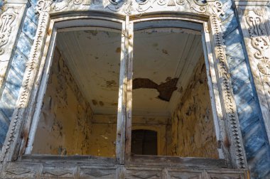 Araştırmalar Troitsk şehrinde tarihçilerle birlikte yürür ve mimari anıtları, yıkımlarını ve restorasyonlarını görür.