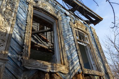 Araştırmalar Troitsk şehrinde tarihçilerle birlikte yürür ve mimari anıtları, yıkımlarını ve restorasyonlarını görür.