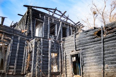Araştırmalar Troitsk şehrinde tarihçilerle birlikte yürür ve mimari anıtları, yıkımlarını ve restorasyonlarını görür.