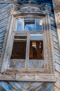 Araştırmalar Troitsk şehrinde tarihçilerle birlikte yürür ve mimari anıtları, yıkımlarını ve restorasyonlarını görür.
