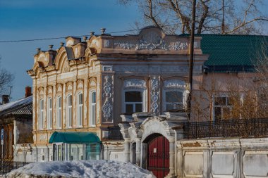 Araştırmalar Troitsk şehrinde tarihçilerle birlikte yürür ve mimari anıtları, yıkımlarını ve restorasyonlarını görür.