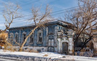 Araştırmalar Troitsk şehrinde tarihçilerle birlikte yürür ve mimari anıtları, yıkımlarını ve restorasyonlarını görür.