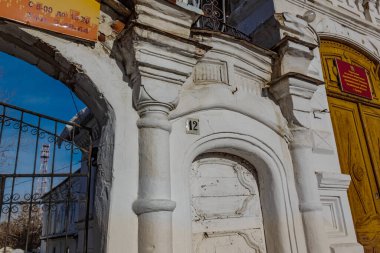 Araştırmalar Troitsk şehrinde tarihçilerle birlikte yürür ve mimari anıtları, yıkımlarını ve restorasyonlarını görür.