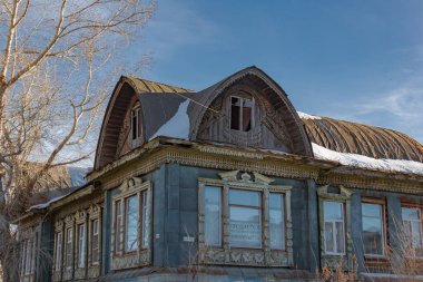 Araştırmalar Troitsk şehrinde tarihçilerle birlikte yürür ve mimari anıtları, yıkımlarını ve restorasyonlarını görür.