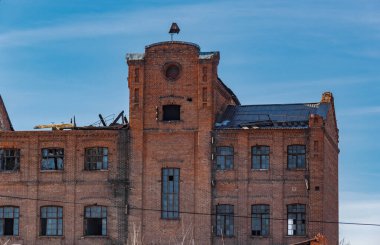Araştırmalar Troitsk şehrinde tarihçilerle birlikte yürür ve mimari anıtları, yıkımlarını ve restorasyonlarını görür.