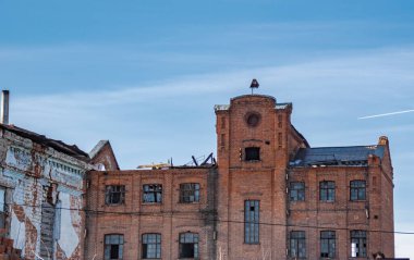 Araştırmalar Troitsk şehrinde tarihçilerle birlikte yürür ve mimari anıtları, yıkımlarını ve restorasyonlarını görür.