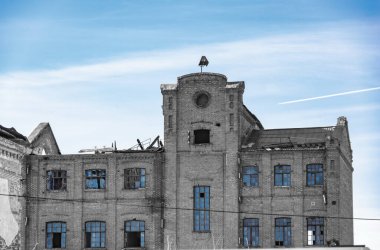 Araştırmalar Troitsk şehrinde tarihçilerle birlikte yürür ve mimari anıtları, yıkımlarını ve restorasyonlarını görür.