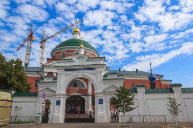 Yazın Tataristan, Kazan ve Bolgar 'da tarihi yürüyüş bulutlu yaz gökyüzünün arka planına karşı